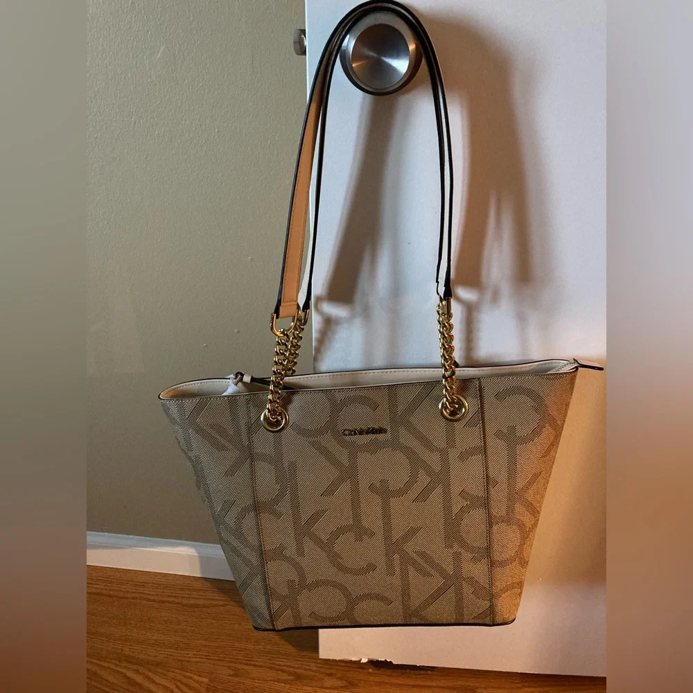 New Calvin Klein Large Saffiano Leather Top Zip Chain Tote-Brown Monogram Print - Picture 2 of 3